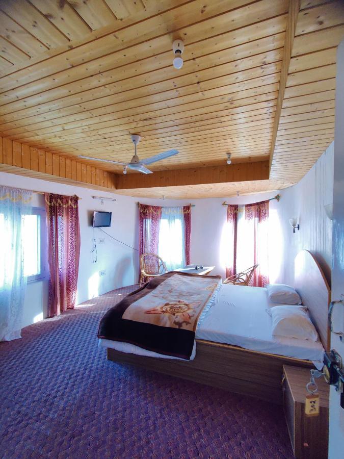 Calm Holiday Inn Srīnagar エクステリア 写真
